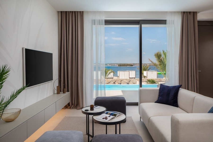 Obývacia izba s výhľadom na bazén a more