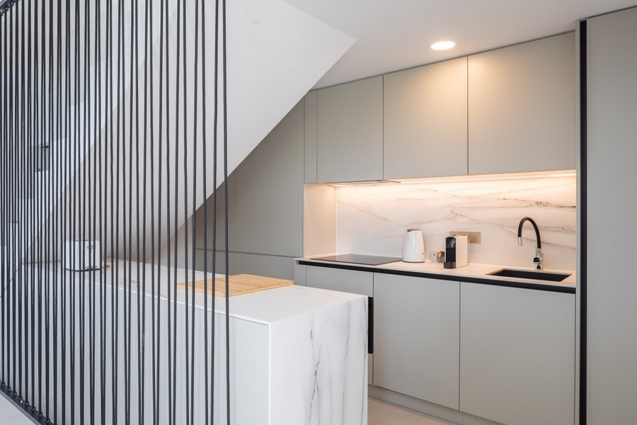 Moderná kuchynská linka so vstavanými spotrebičmi