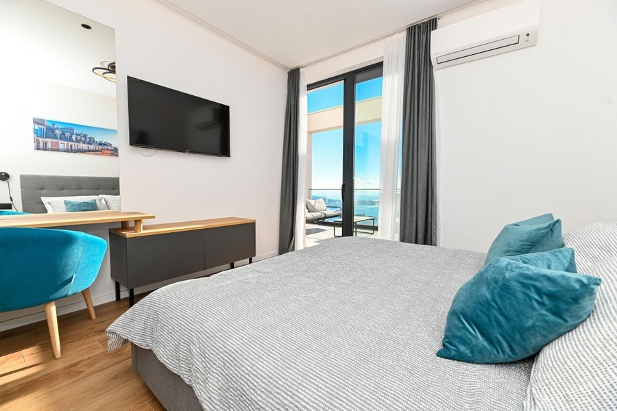 Spálňa s prístupom na terasu a výhľadom na more