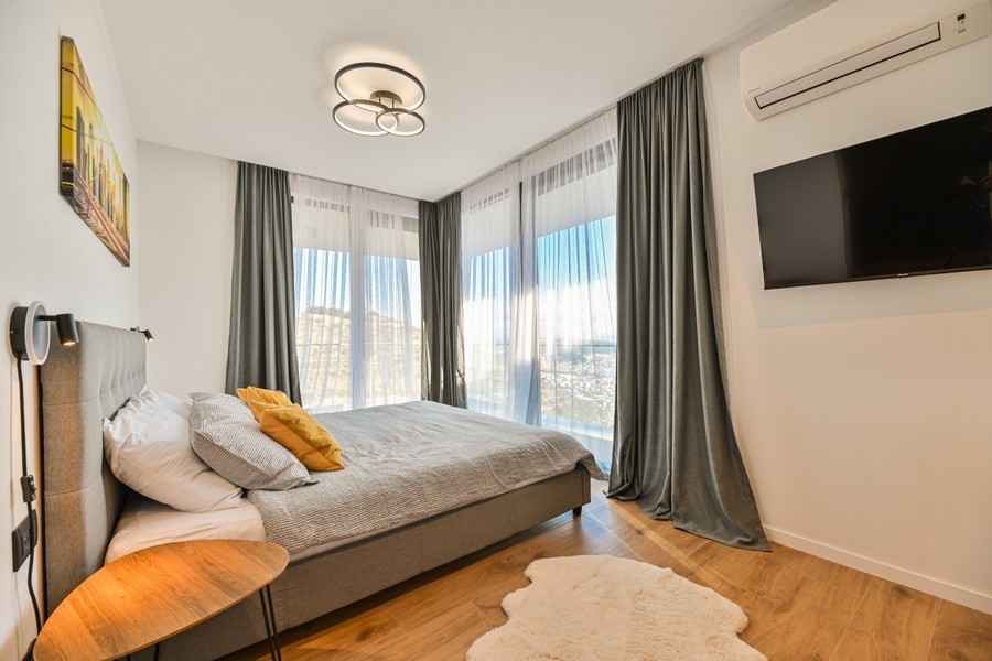 Spálňa s oknami od podlahy až po strop a výhľadom