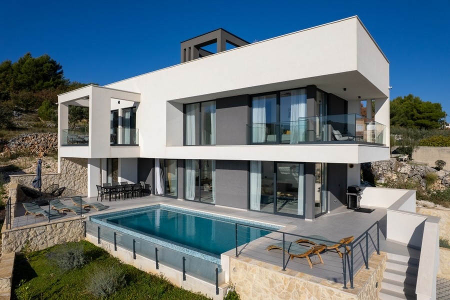 Luxusná vila s bazénom neďaleko Trogiru, Dalmácia.