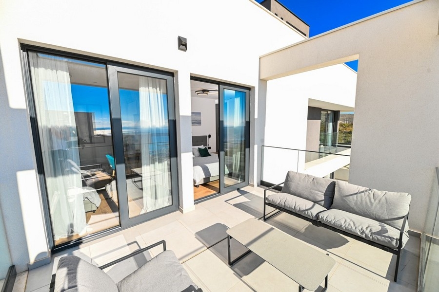 Priestranná terasa s posedením a preskleným priečelím