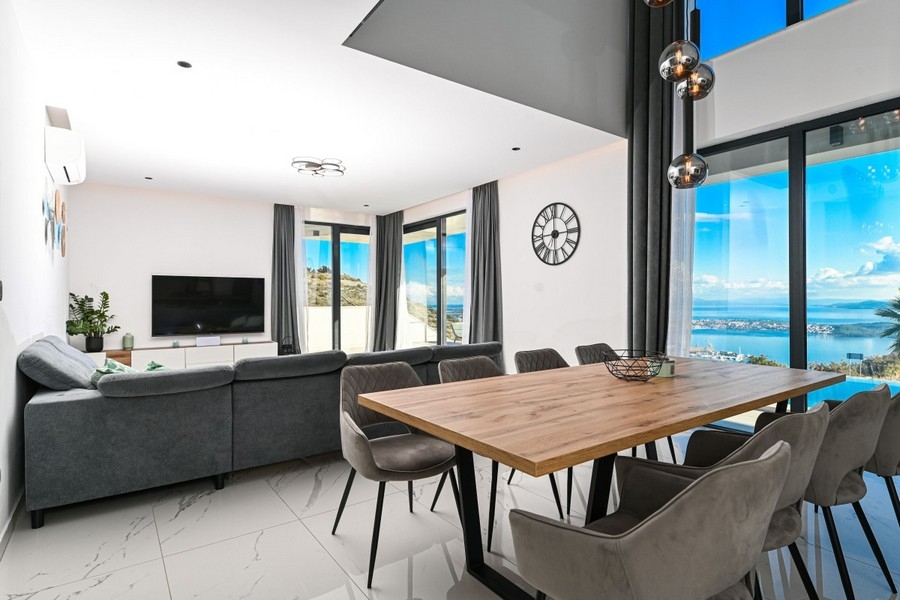 Otvorený obývací priestor s jedálenským stolom a výhľadom na more