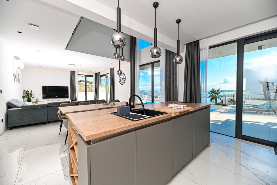 Moderná kuchyňa s ostrovčekom na varenie a vstupom na terasu