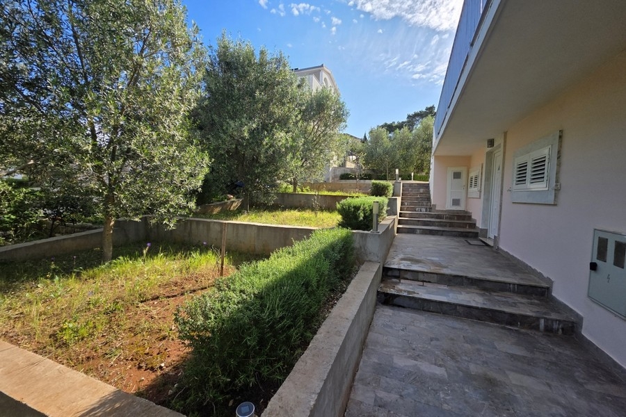 Vstup do domu s terasou a záhradou