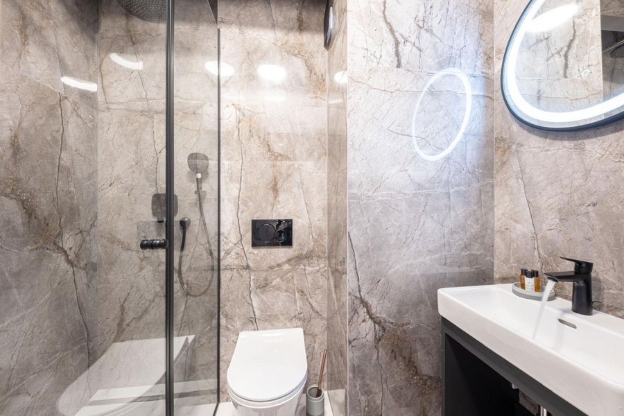 Moderná kúpeľňa so sprchovacím kútom a kvalitným nábytkom