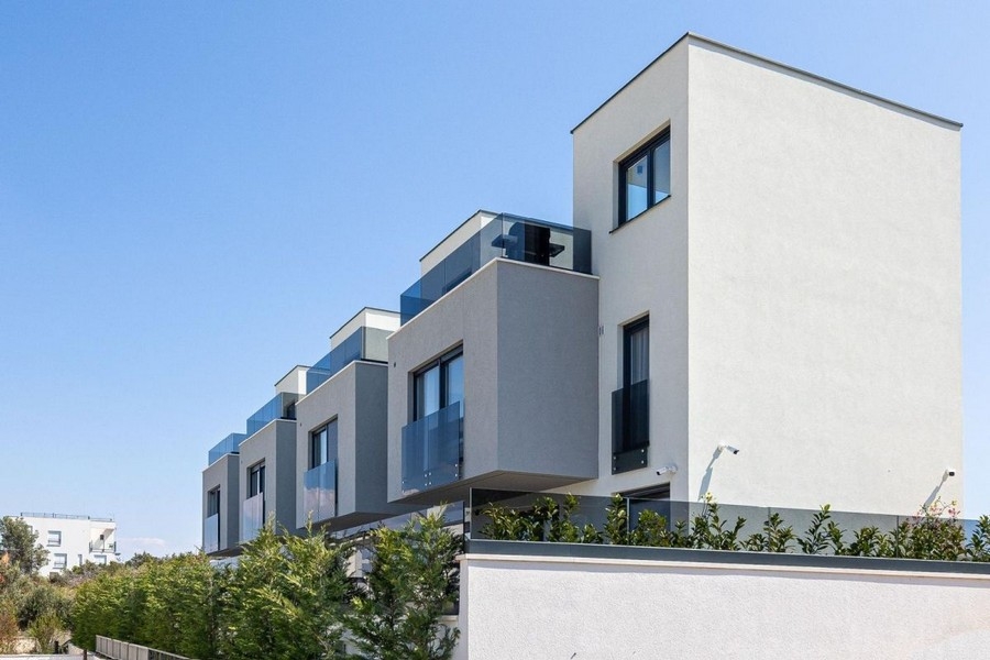 Moderný nový dom s jasnou architektúrou v Chorvátsku