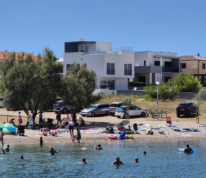 Moderná vila pri pláži na ostrove Vir so súčasnou architektúrou.