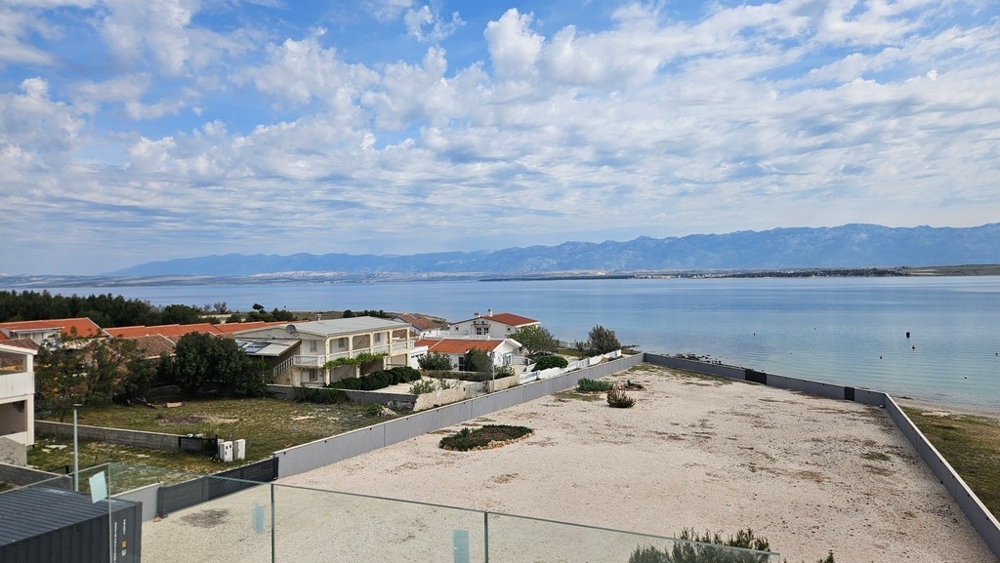 Široký panoramatický výhľad na more, ostrov Pag a pohorie Velebit.