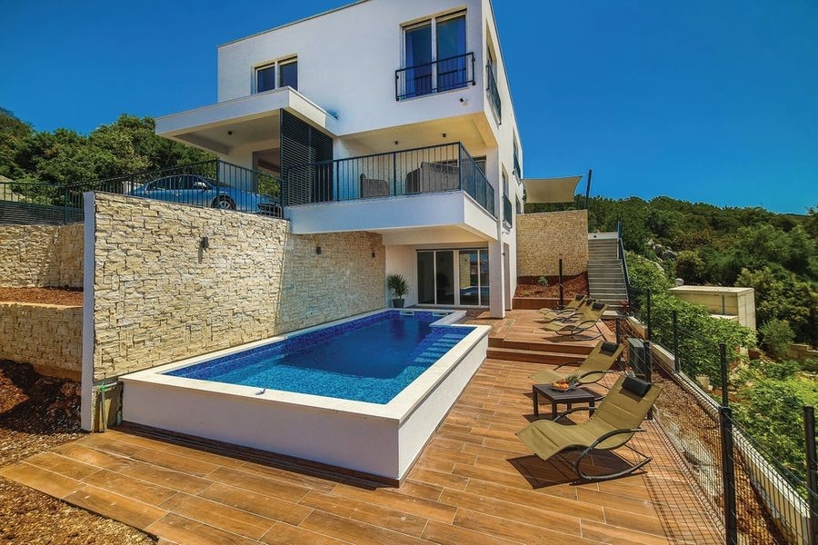 Moderná vila s bazénom a slnečnou terasou