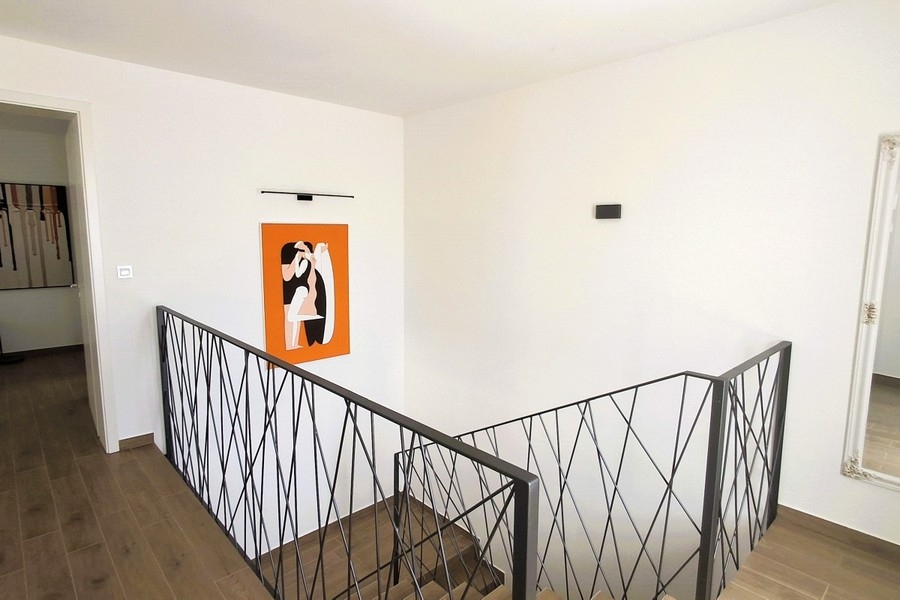 Otvorená galéria na hornom poschodí modernej vily