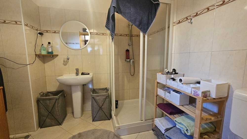 Kúpeľňa so sprchovacím kútom v zachovalom interiéri