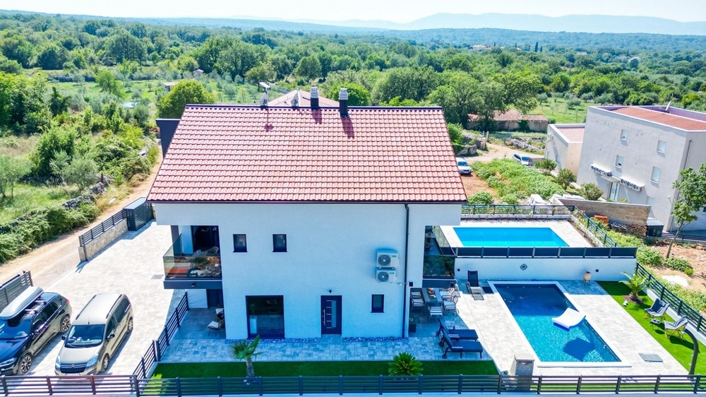 Moderná vila s bazénom a parkovacími miestami