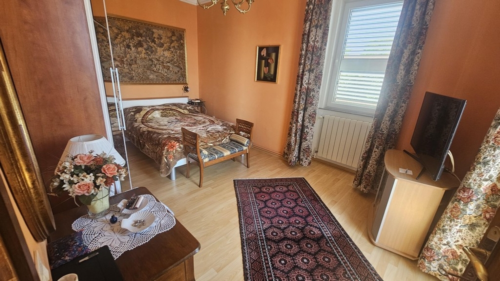 Spálňa s oknom a výhľadom na more