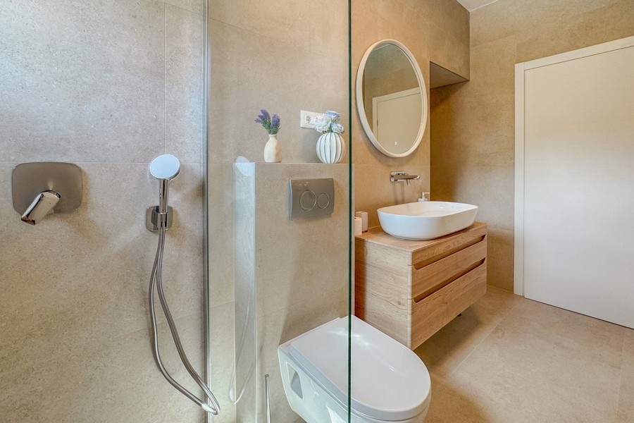 Moderná kúpeľňa so sprchovacím kútom na úrovni podlahy