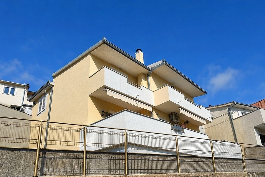 Apartmánový dom v Splite s balkónmi