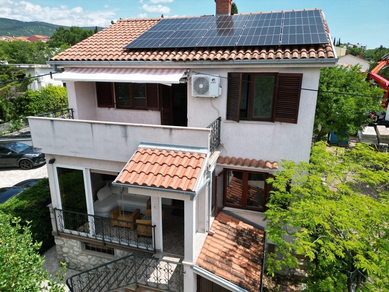 Obytný dom s balkónom a solárnymi panelmi