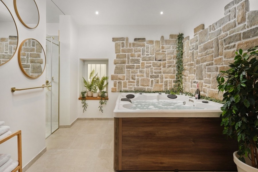 Wellness zóna s vírivkou