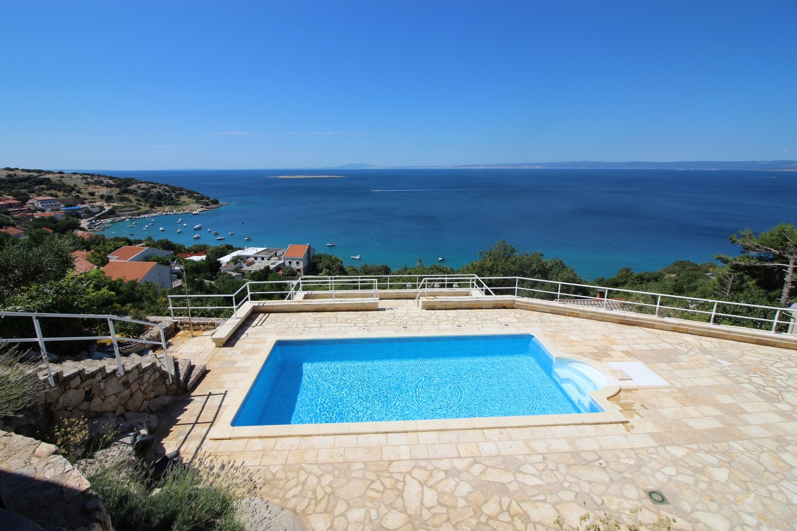 Vila vo výbornej lokalite s výhľadom na more na predaj na ostrove Krk v Chorvátsku.