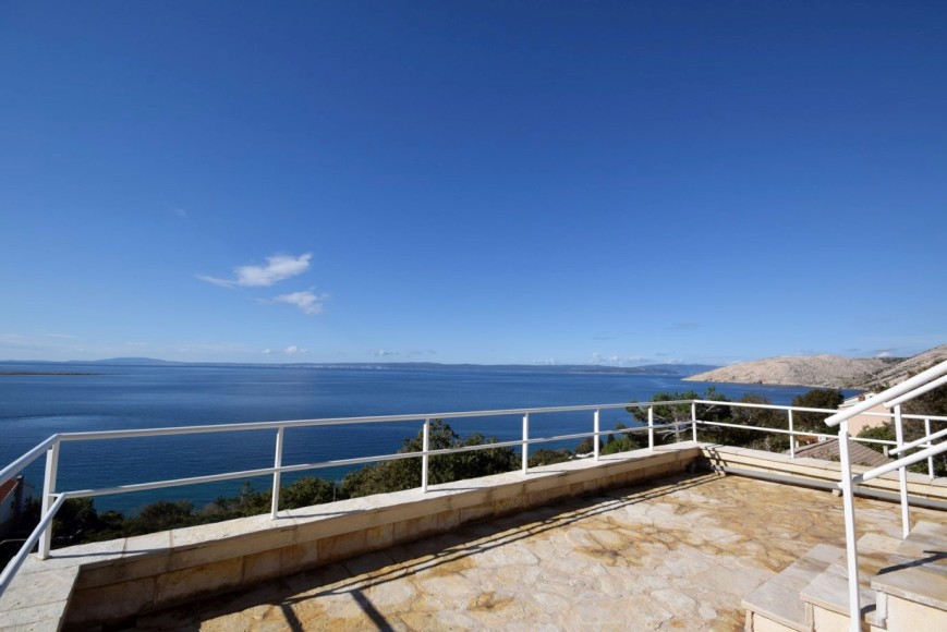 Nádherný výhľad na more - ostrov Krk, Chorvátsko.