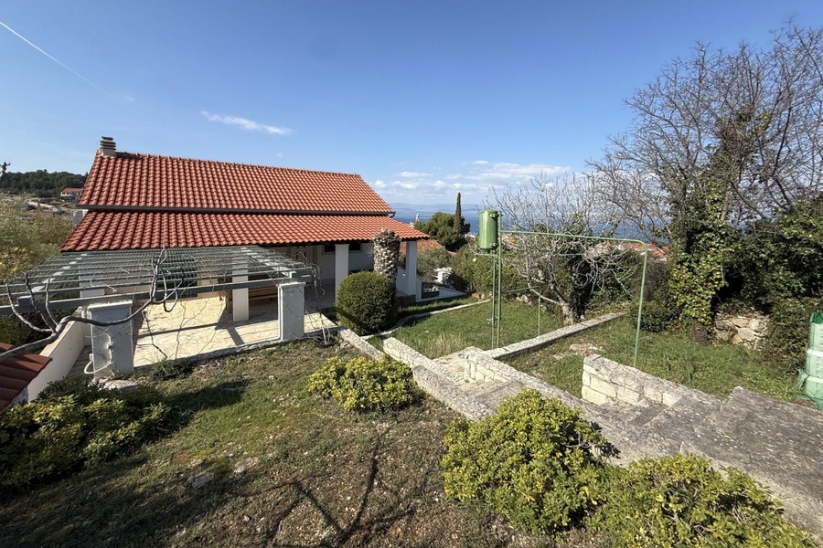 Dom so záhradou a výhľadom na more na ostrove Brač