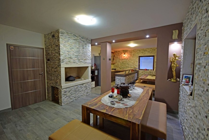 Panoramatický výhľad na more zo strešnej terasy s veľkým bazénom.