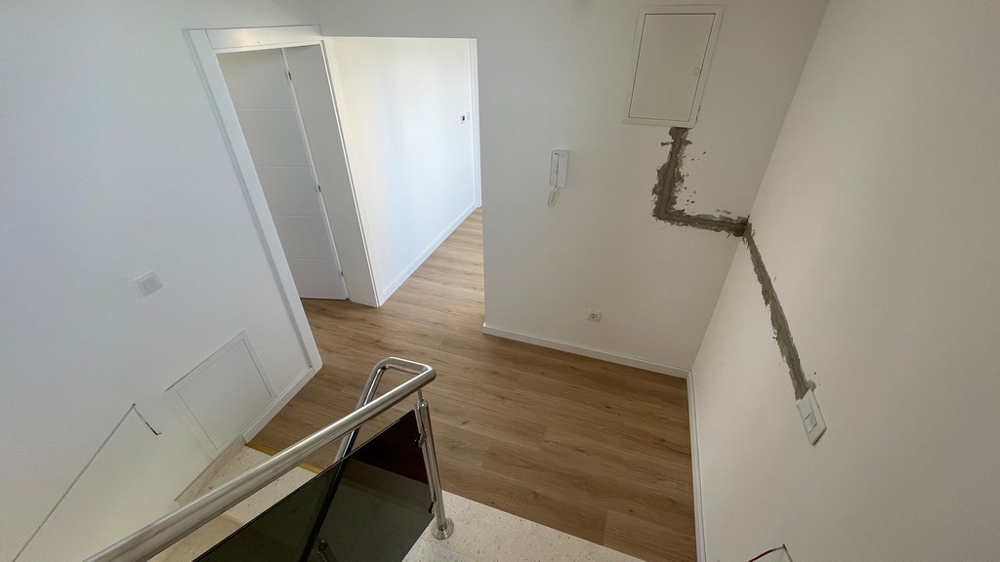 Interiérové ​​schodisko so skleneným zábradlím