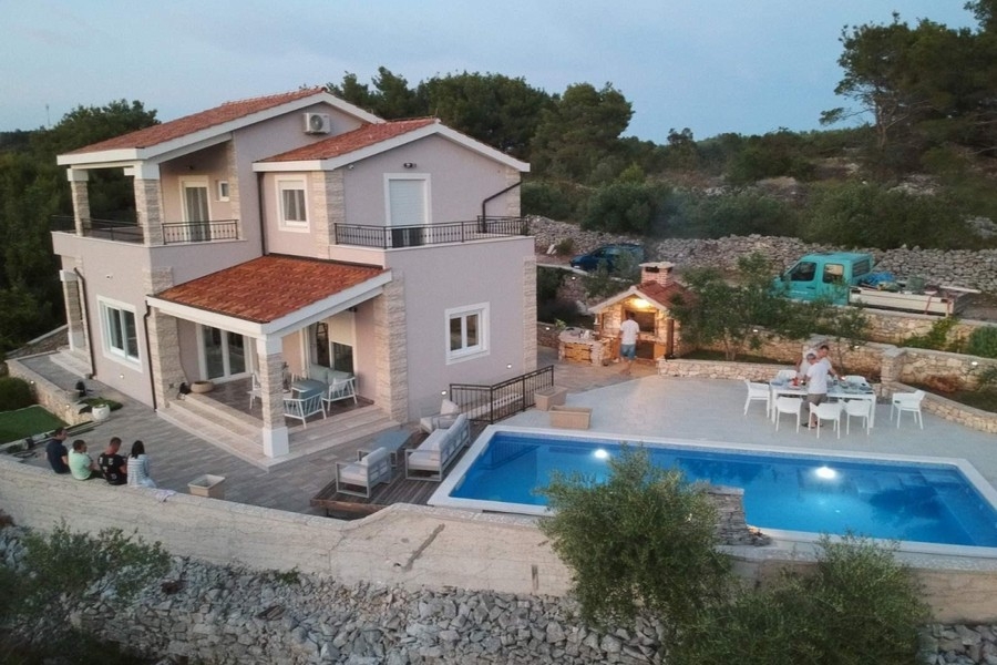 Vila s bazénom a terasou na Šolte