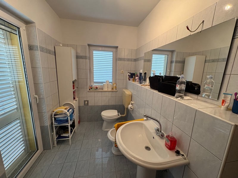 Kúpeľňa s WC a umývadlom