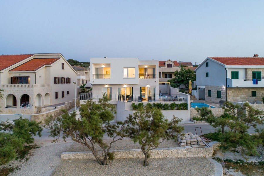 Vila má vyhrievaný bazén s výhľadom na more