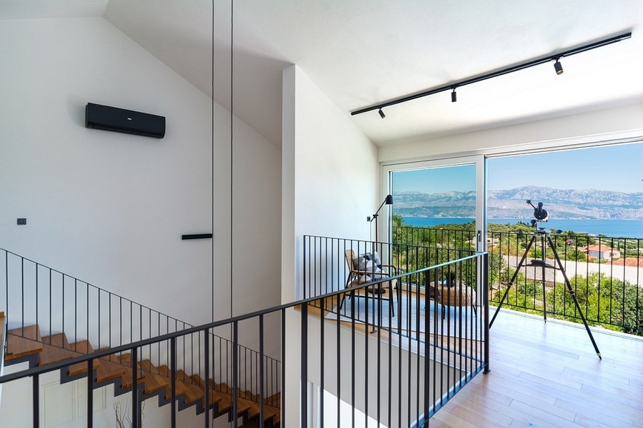 Schodisko s prístupom na balkón a výhľadom na more