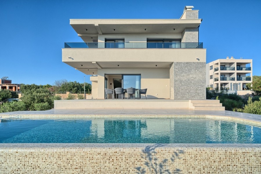 Moderná luxusná vila s bazénom v Primoštene
