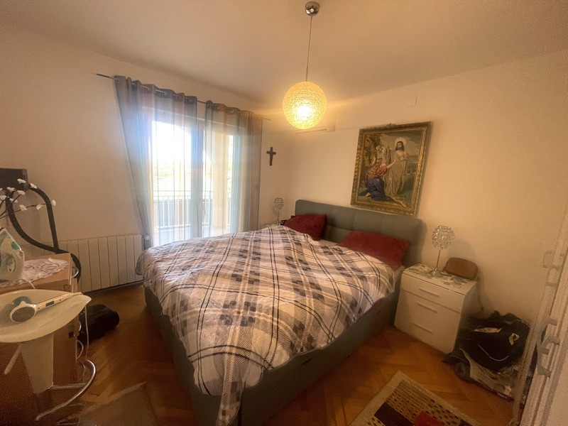 Útulná spálňa s manželskou posteľou