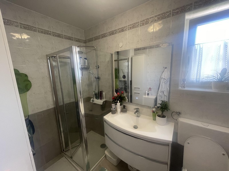 Moderná kúpeľňa so sprchovacím kútom