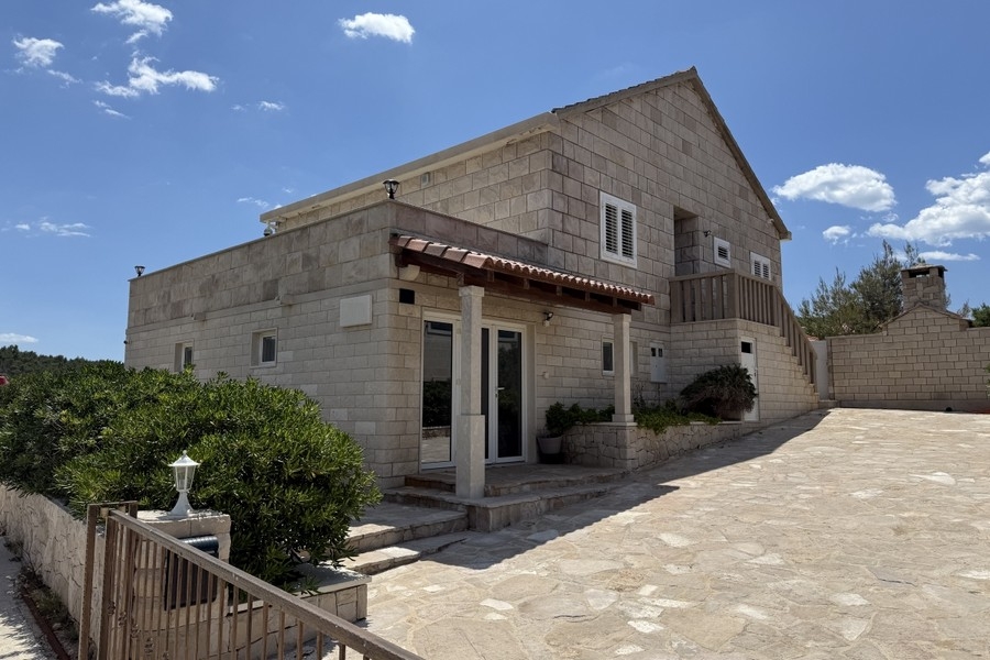 Kamenný dom s terasou na ostrove Brač