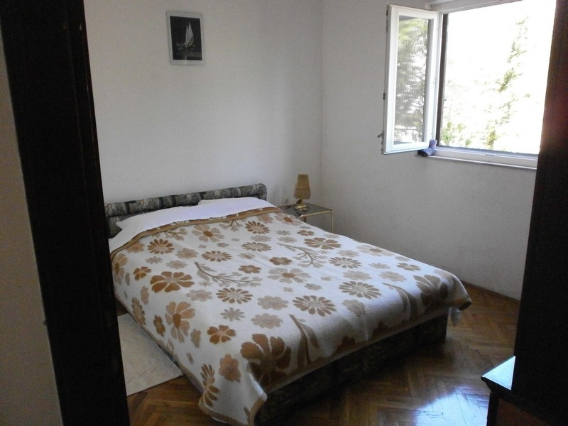 Svetlá spálňa s manželskou posteľou