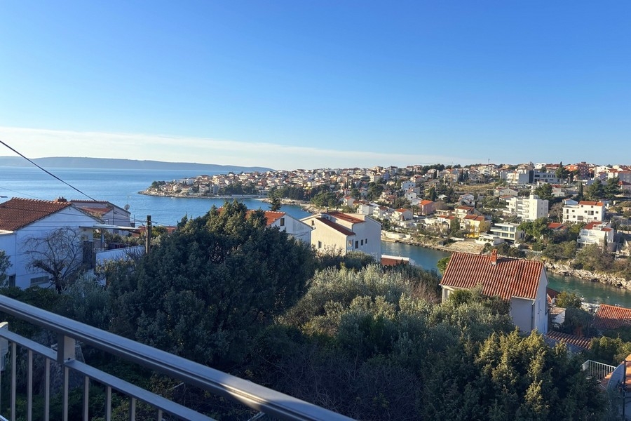 Panoramatický výhľad na more a záliv z terasy