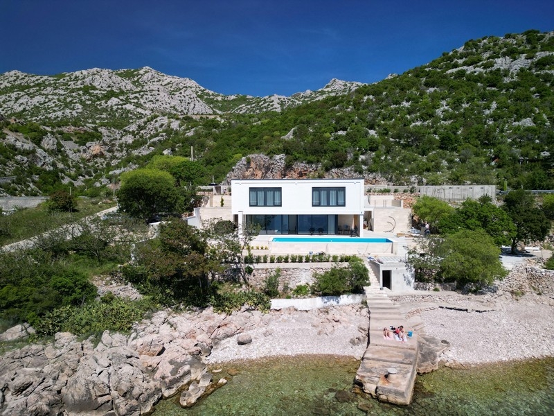 Luxusná vila s bazénom v pozadí pohoria Velebit