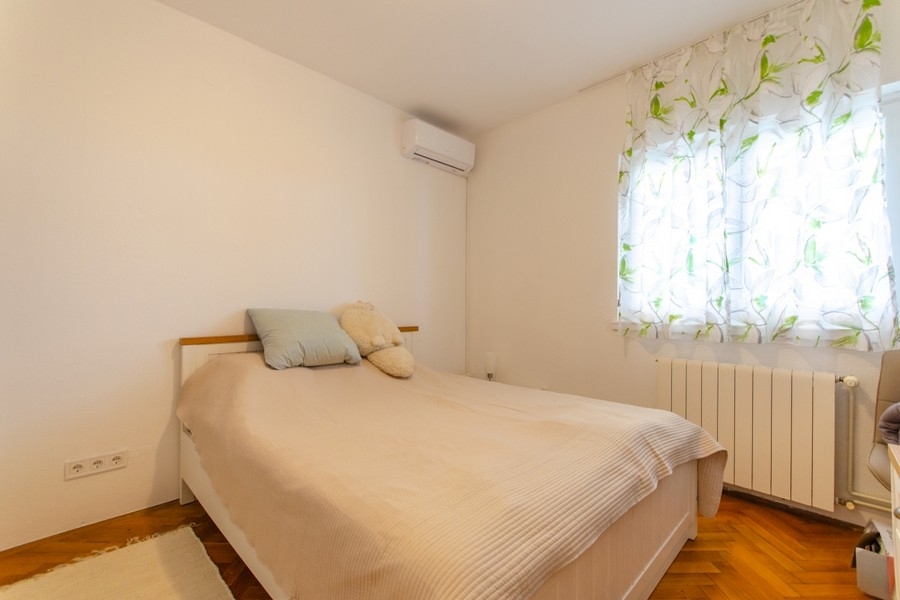 Svetlá spálňa s manželskou posteľou