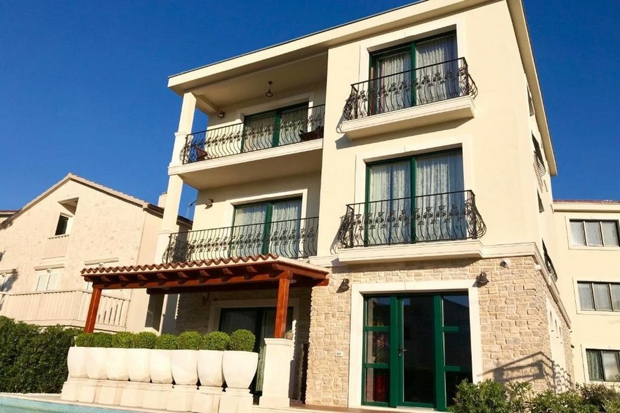 Moderná vila s balkónmi a pergolou