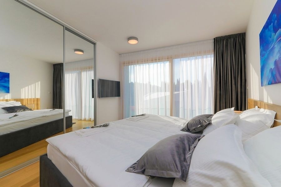 Spálňa s manželskou posteľou vo Villa Croatia