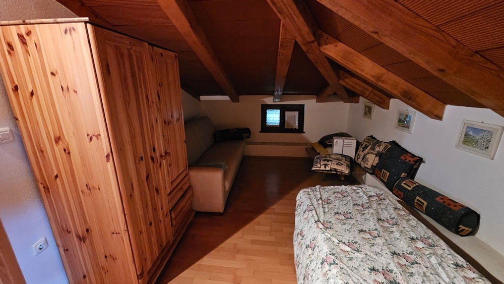 Podkrovná izba so šatníkovou skriňou a rozkladacou pohovkou