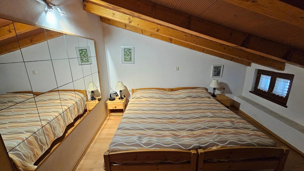 Spálňa v podkroví s manželskou posteľou