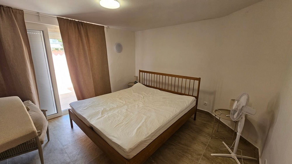 Spálňa s manželskou posteľou a oknom
