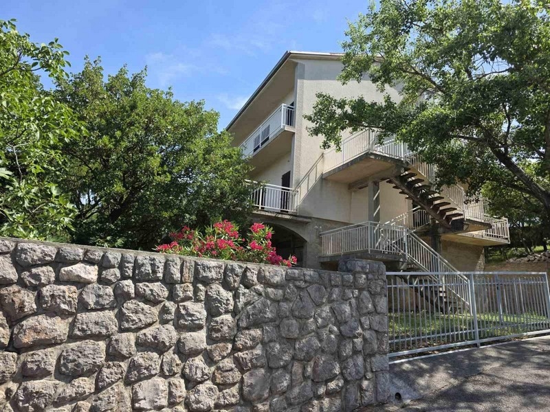 Bočný pohľad na dom s vonkajšími schodmi