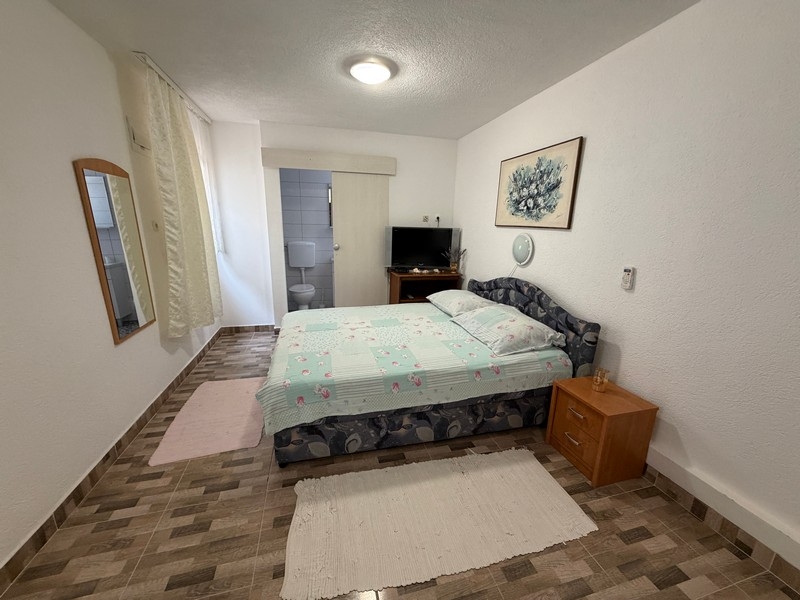 Štúdiový apartmán s manželskou posteľou a kúpeľňou