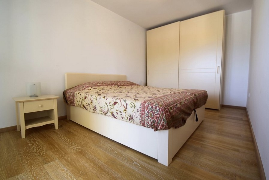 Spálňa s manželskou posteľou a šatníkom