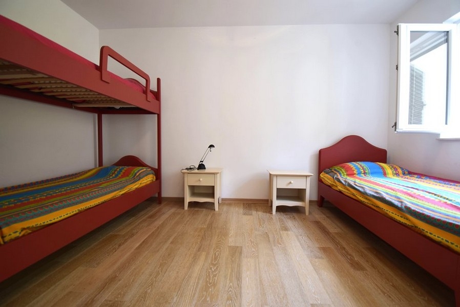 Spálňa s poschodovou posteľou a jednolôžkom