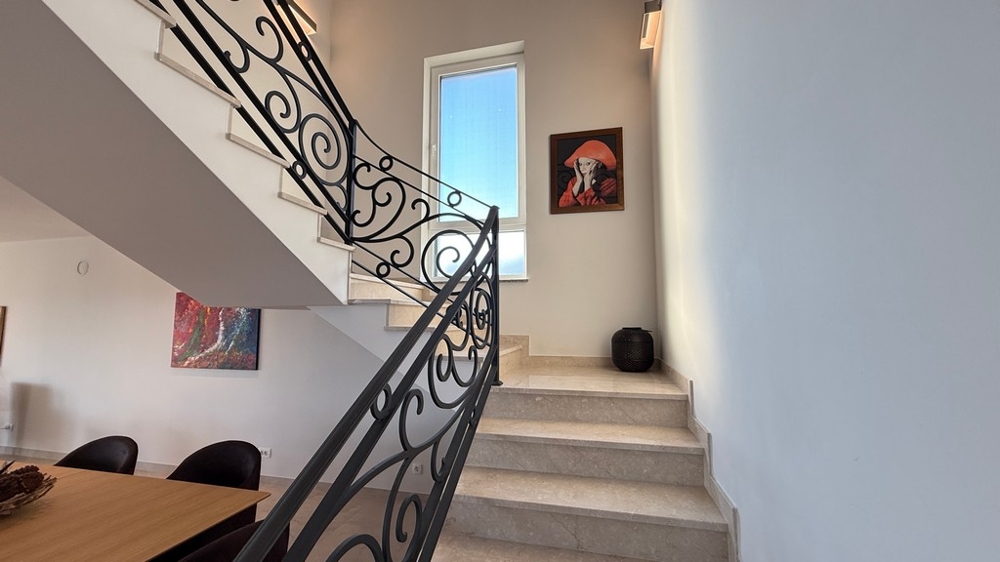 Interiérové ​​schodisko s elegantným zábradlím