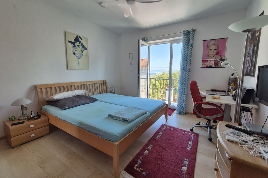 Spálňa s prístupom na balkón a výhľadom na more
